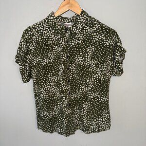 No Boundaries Green and White Floral Collared Button Down Short Sleeve Blouse M